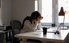 Una mujer con exceso de trabajo. Foto: Magnific