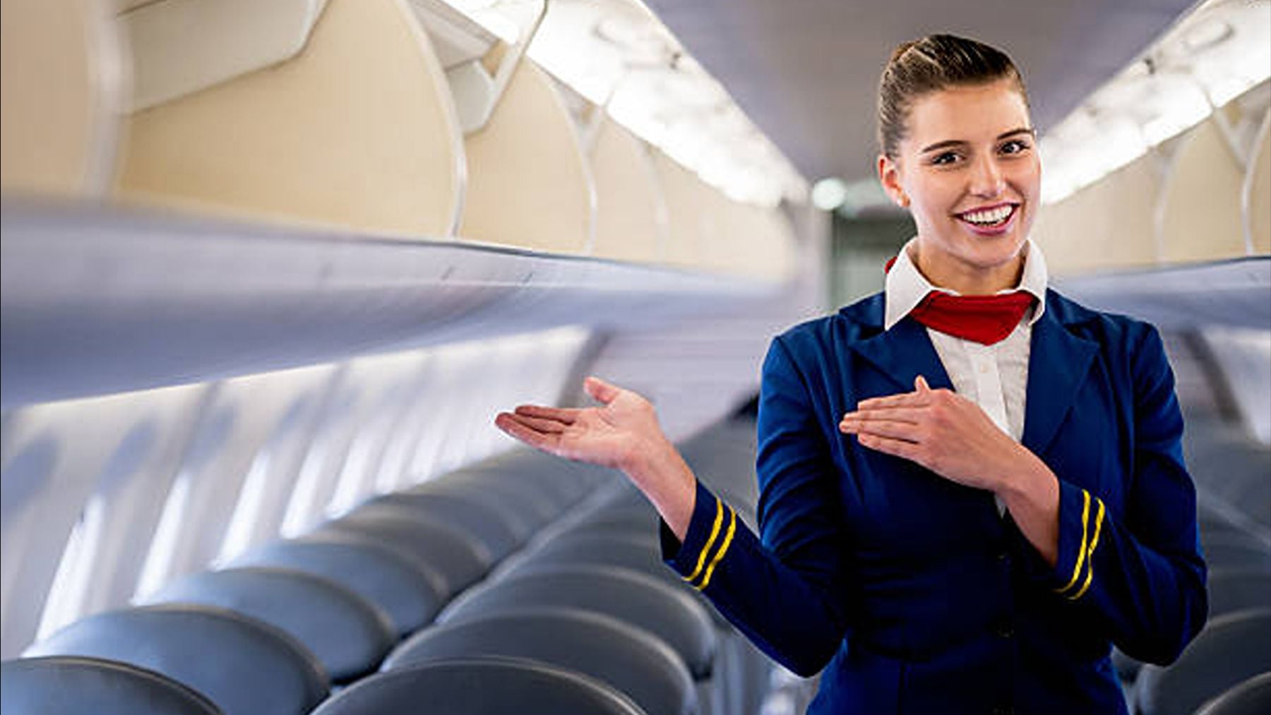 Por qué los auxiliares de vuelo te reciben en la puerta del avión: esto es en lo que se fijan mientras abordas