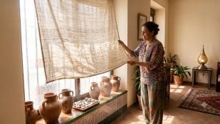 Un antiguo truco marroquí puede refrescar tu apartamento sin usar electricidad (Imagen hecha con IA).