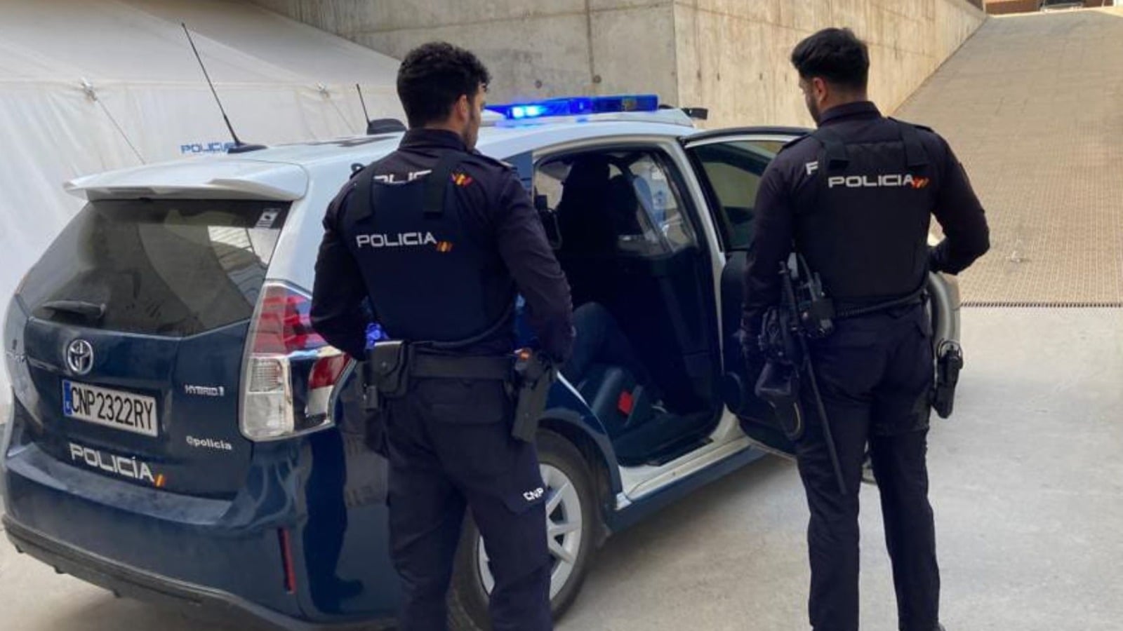 Un maltratador se esconde en el canapé de la habitación de su víctima en Ibiza para quedarse a solas con ella y pegarla