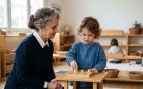 “Nunca ayudes a un niño en una tarea en la que siente que puede tener éxito” (Imagen creada con IA)