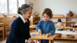 “Nunca ayudes a un niño en una tarea en la que siente que puede tener éxito” (Imagen creada con IA)