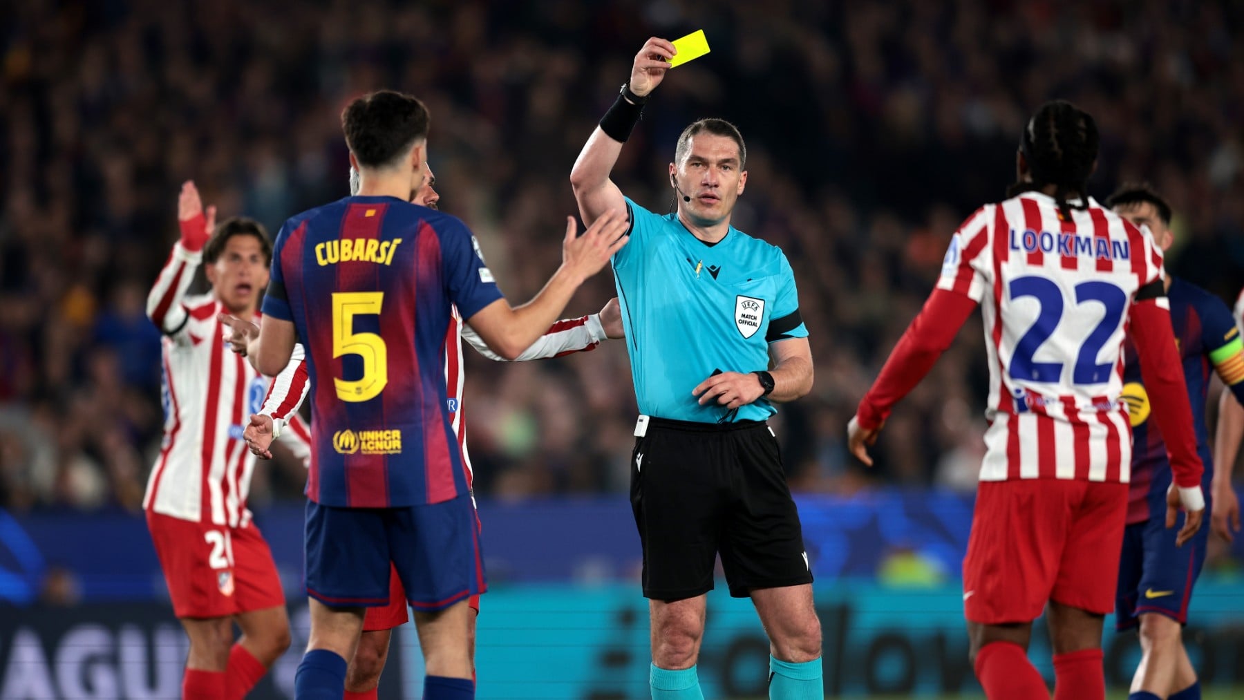 Árbitro muestra la amarilla a Cubarsí en Champions. (Getty)