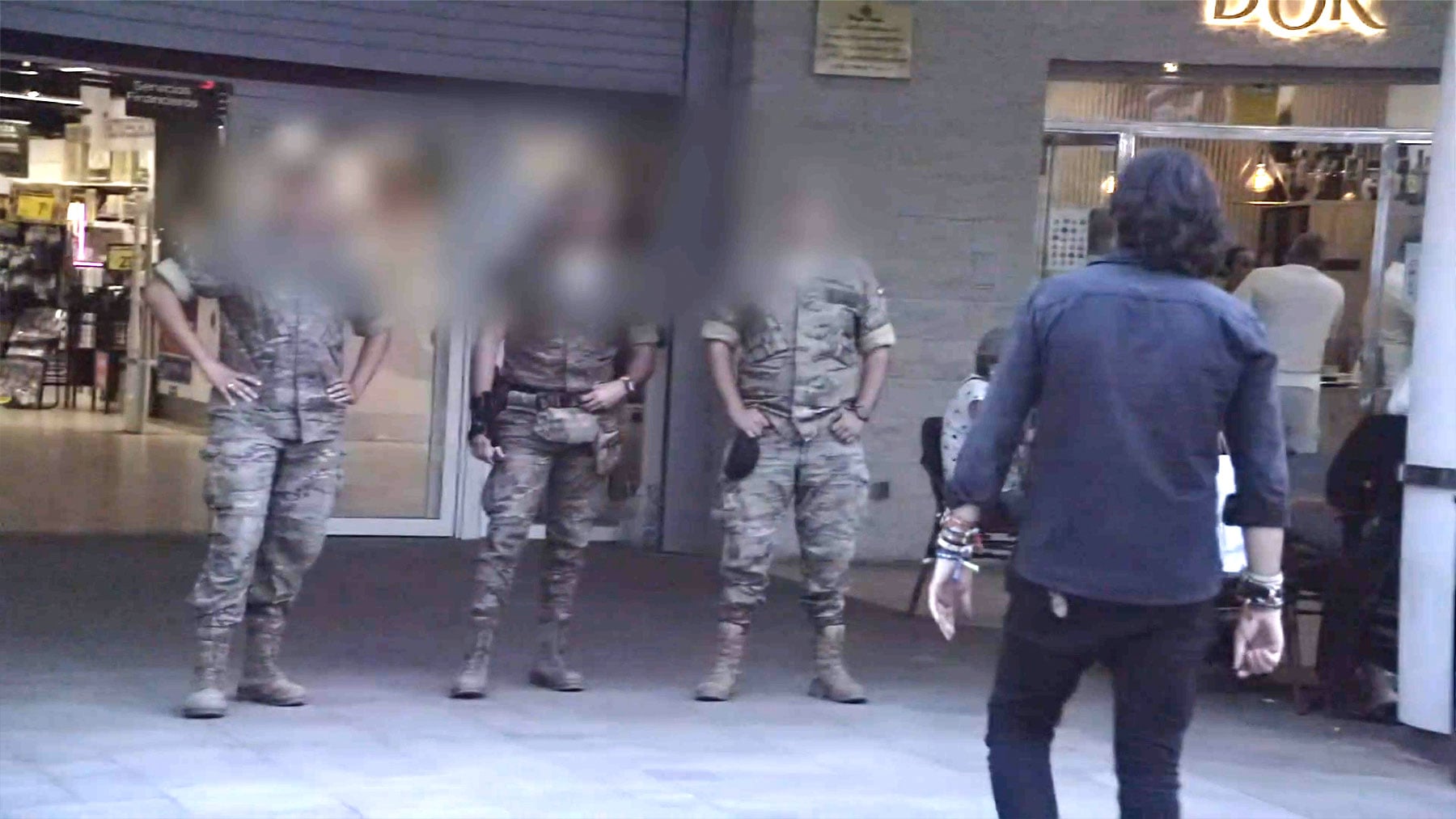 La normalidad de Marlaska en Ceuta: militares del Ejército custodian la entrada a un Carrefour