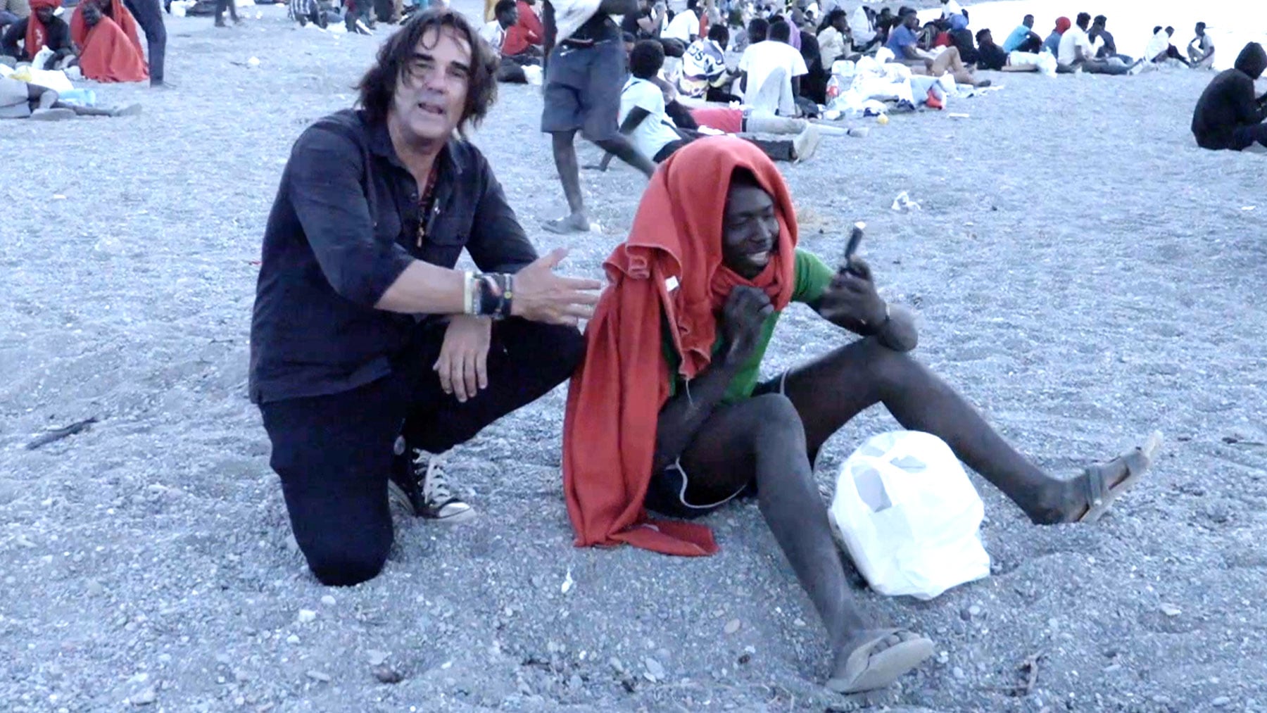 Un inmigrante llama a un amigo entre risas para que venga a Ceuta delante de Cake: Se descojona de nosotros