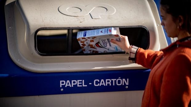Contenedor azul para papel y cartón. Imagen: Ecoembes.