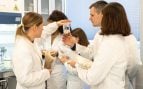 El equipo de Visibuilt analiza muestras de micelio en el laboratorio, durante el desarrollo del aglutinante. Foto: Visibuilt.