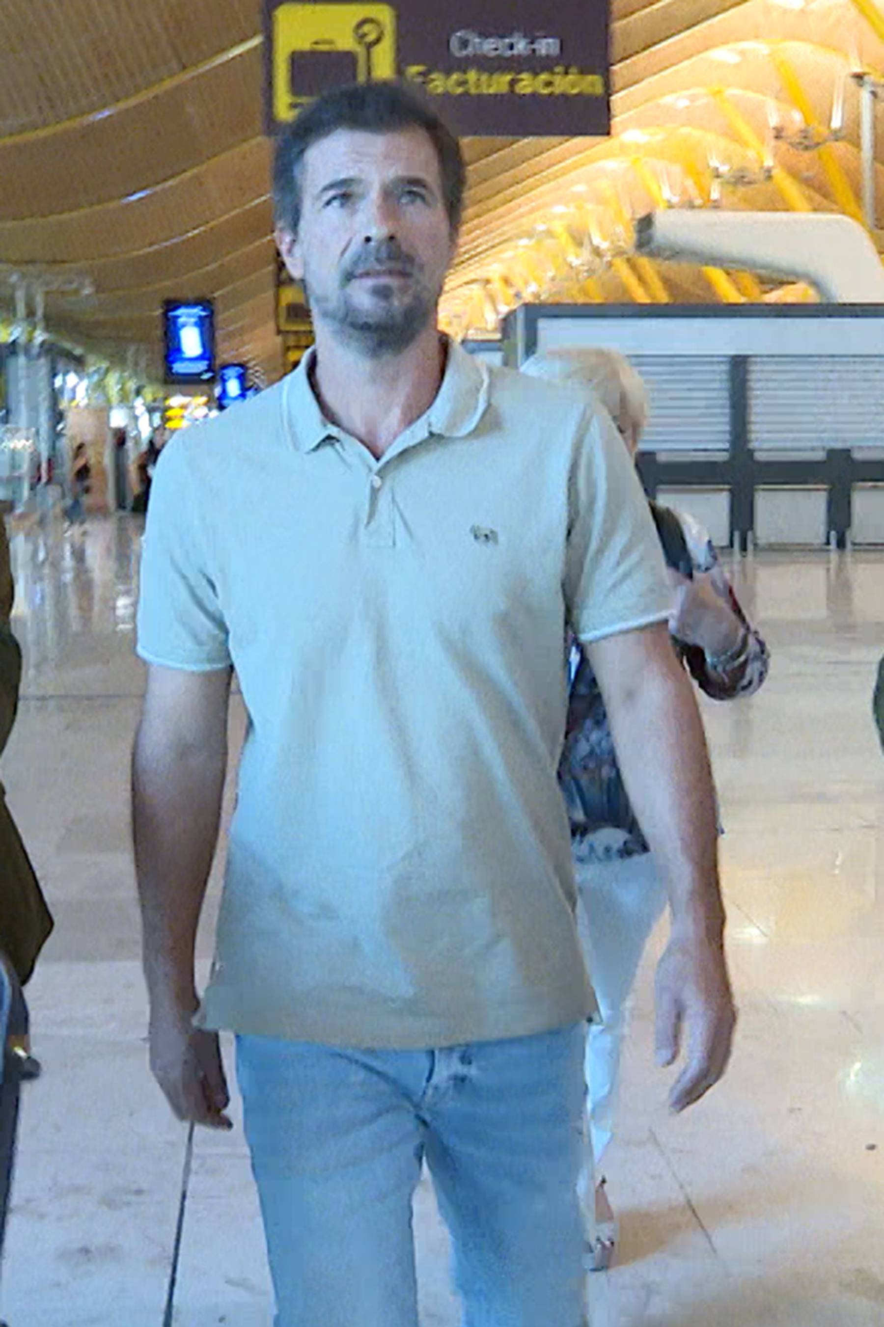 Rodolfo Sancho en el aeropuerto de Madrid. (Foto: Europa Press)