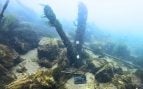os restos más grandes conservados del puente. Los dos pilotes de madera se elevan cerca de un metro desde el lecho del río y miden alrededor de 20 centímetros de diámetro. Crédito: Kantonsarchäologie Solothurn / Carlos Pinto