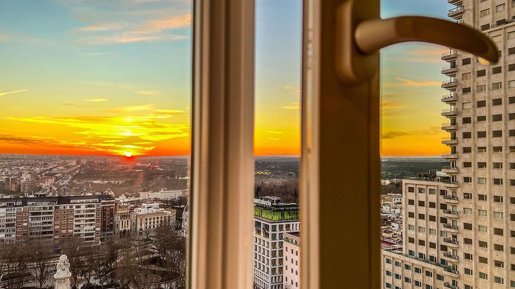 Una noche de calor sofocante en Madrid, abrí dos ventanas específicas solo por probar y el calor salió de la casa en tiempo récord