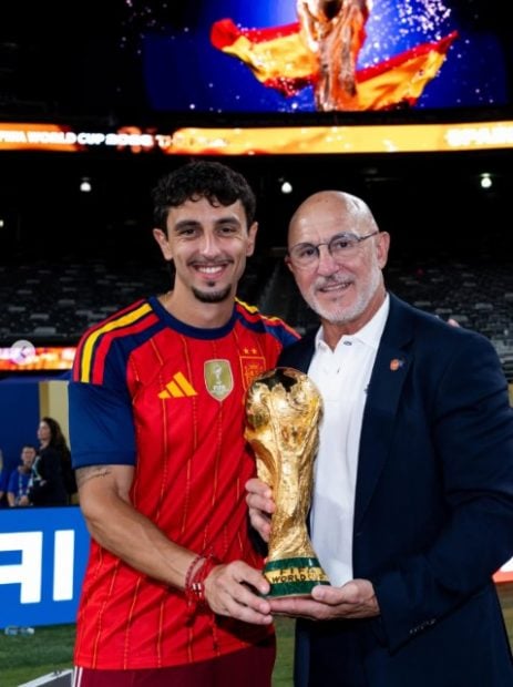 Alberto de la Fuente y su padre Luis de la Fuente en una imagen tras ganal el Mundial 2026 (Instagram).