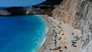 Playa de la isla de Siros, Grecia