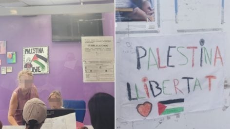 Cartes a favor de Palestina en el mostrador de entrada del centro de salud de Son Gotleu.