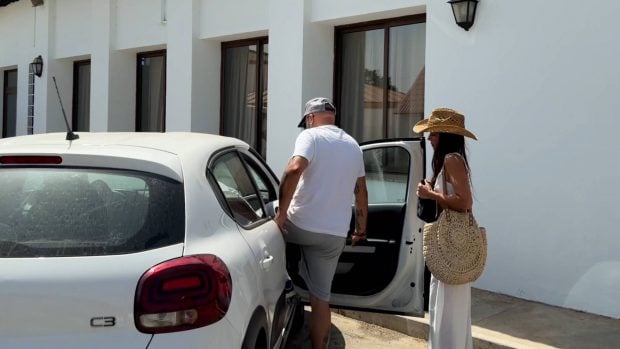 Kiko Rivera y Lola durante sus vacaciones. (Foto: Europa Press)