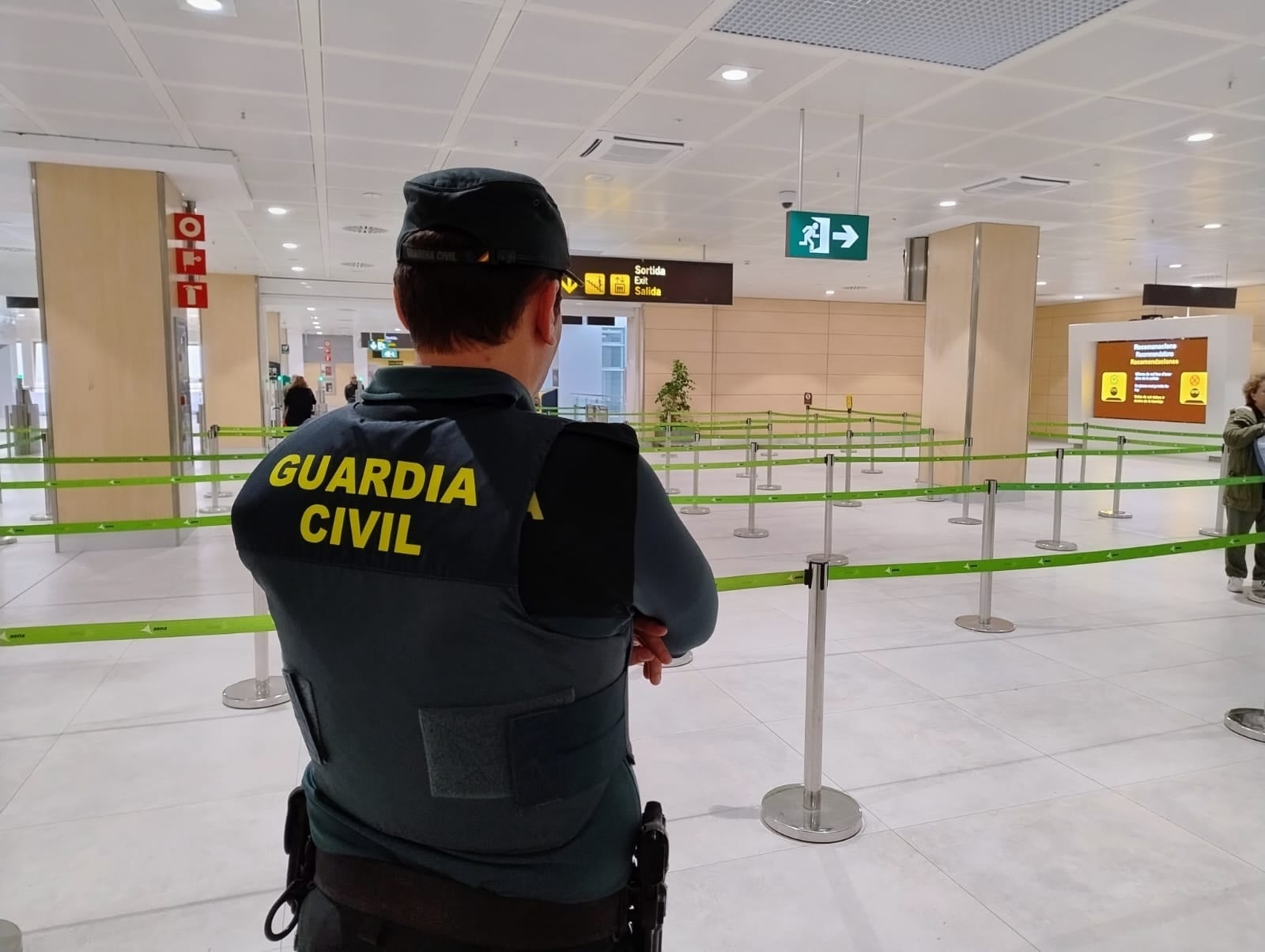 Sánchez consuma su amenaza a Meloni e impone controles fronterizos a los viajeros procedentes de Italia