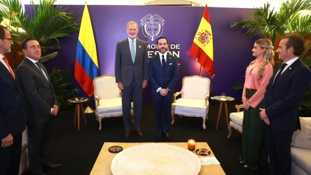 El rey Felipe VI, José Manuel Albares, junto al presidente de Colombia, Abelardo De la Espriella.