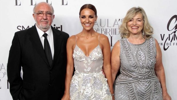 Paula Echevarría junto a sus padres. (Foto: Europa Press)