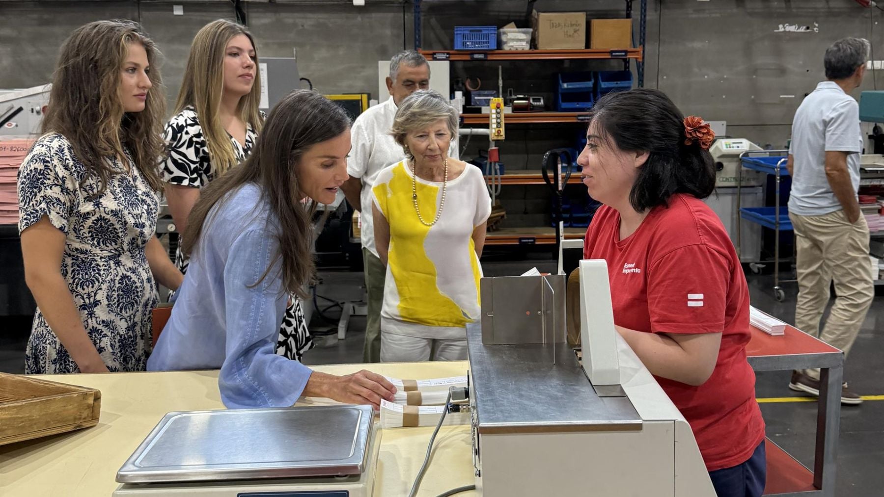 La Reina Letizia, la Princesa Leonor y la Infanta Sofía visitan por sorpresa la Casa Esment