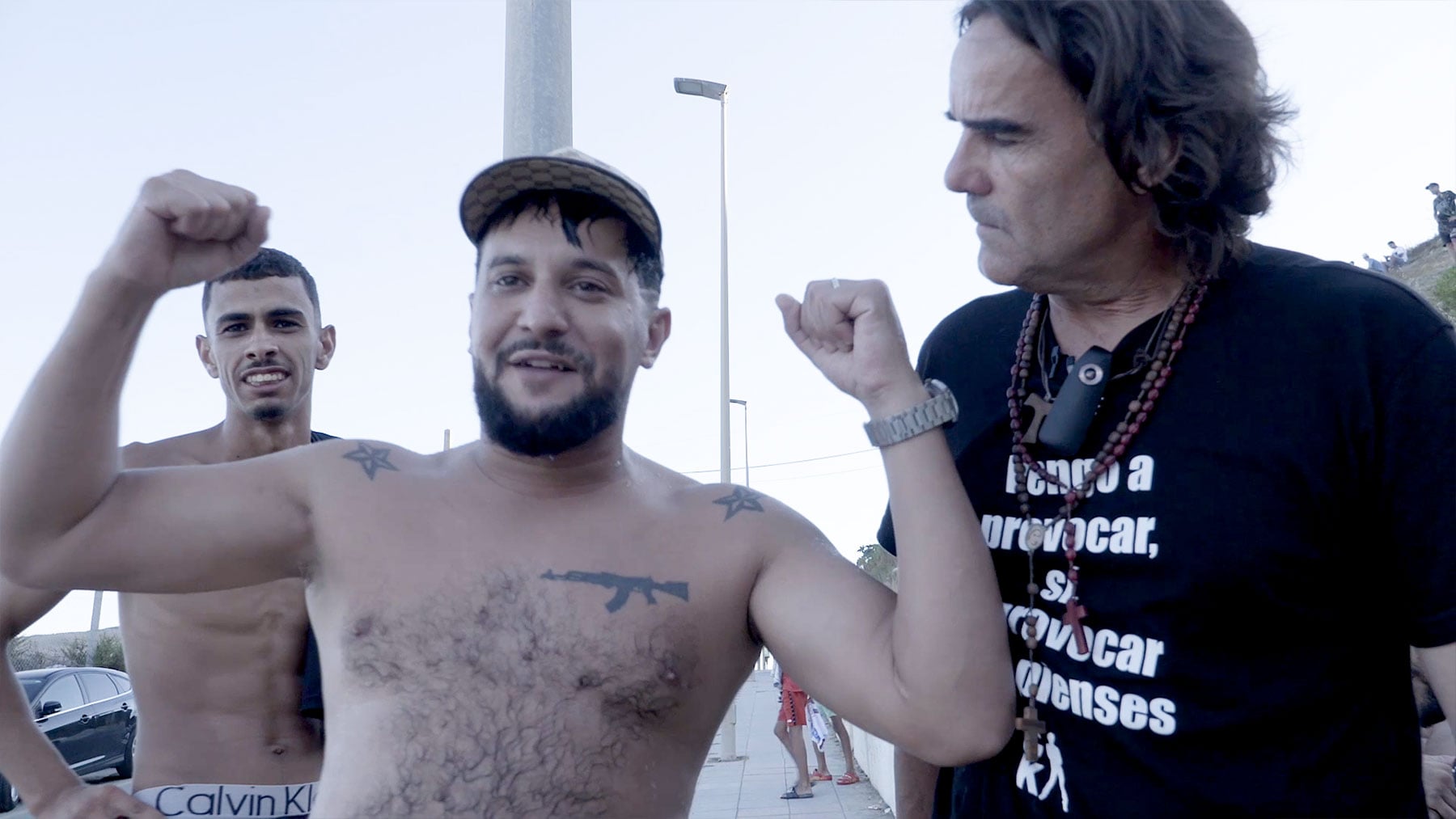 Un inmigrante marroquí que entró a nado con un kalashnikov tatuado en el pecho: Me lo hice en el talego