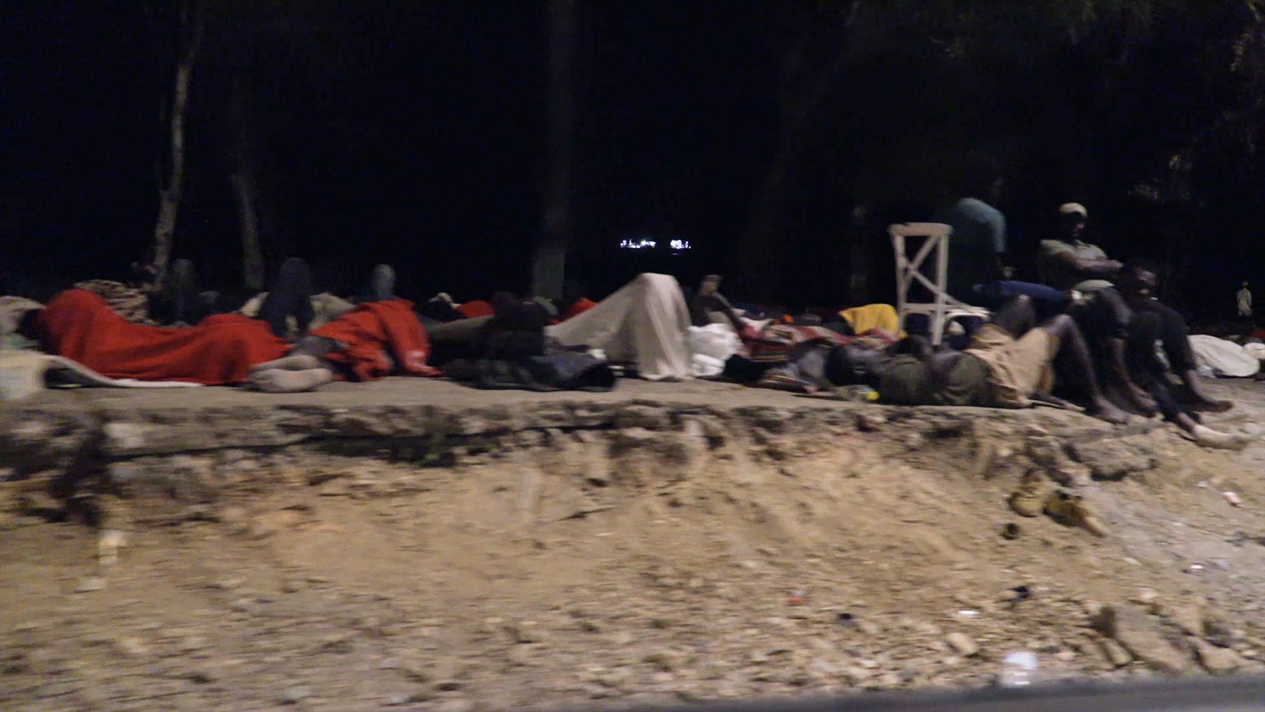Las imágenes que el Gobierno no quiere mostrar: OKDIARIO graba de madrugada a miles de inmigrantes durmiendo a la intemperie en Ceuta