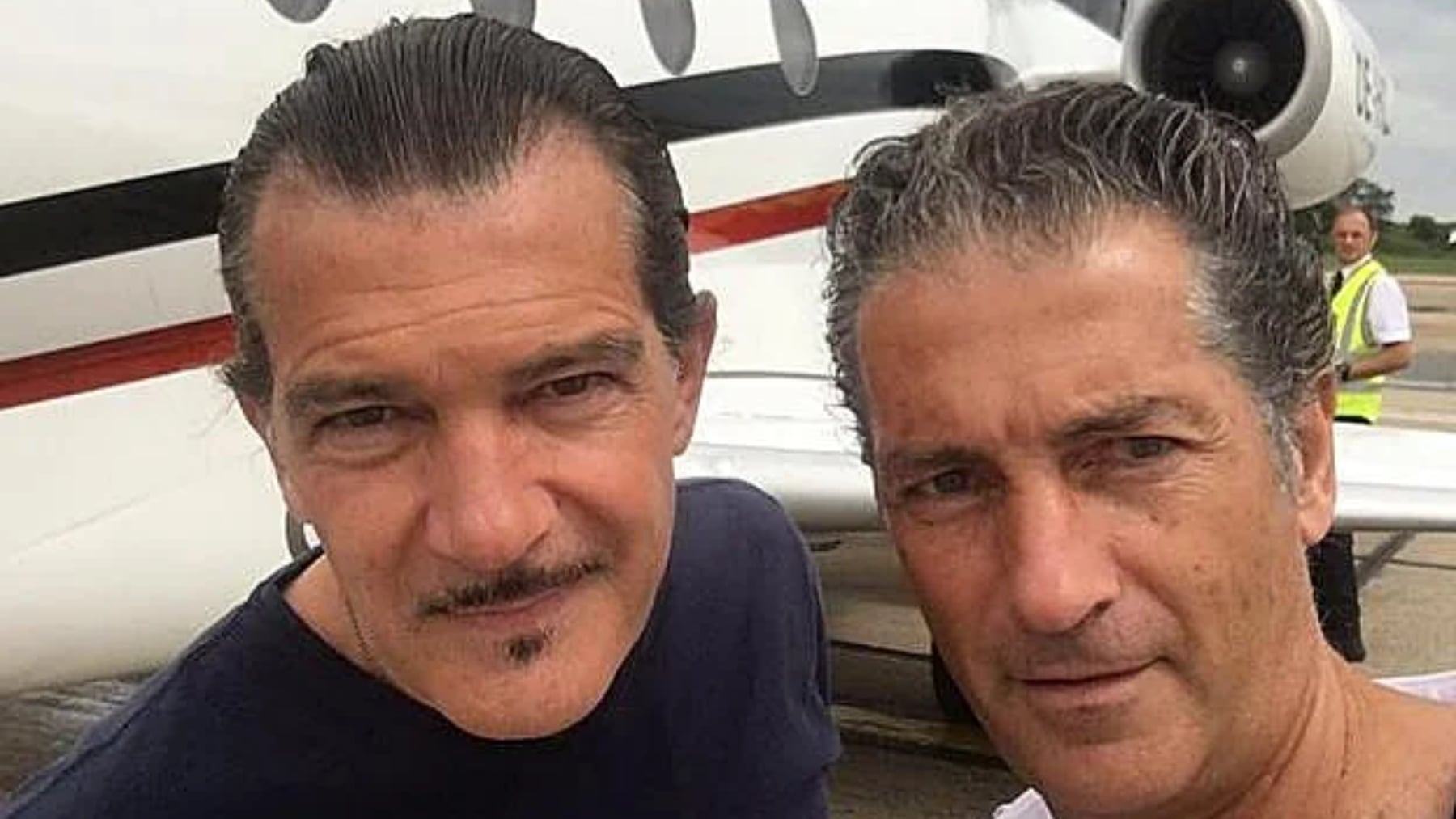 Antonio Banderas interrumpe una comida en Marbella para felicitar a su hermano Javier: “Ha ganado la Copa del Rey”