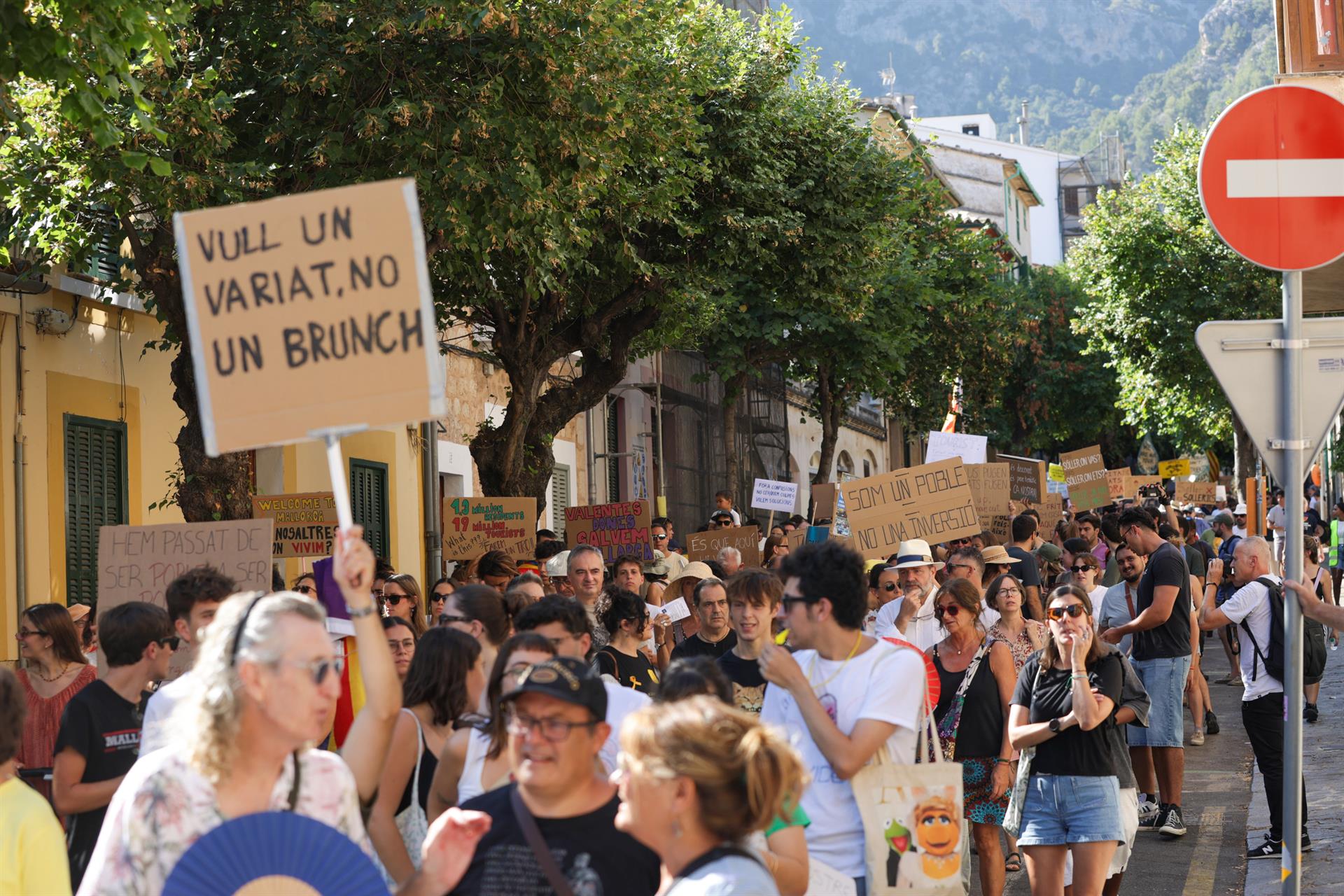 Pinchazo de los turismofóbicos en Sóller: la protesta contra la masificación reúne sólo a varios cientos tras los últimos episodios violentos