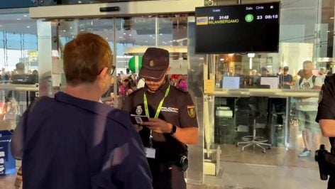 Controles de la Policía Nacional en el Aeropuerto Josep Tarradellas Barcelona-El Prat (Foto: Efe).