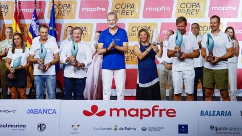 El Rey de España entregando los premios de la Copa de Vela en Palma.