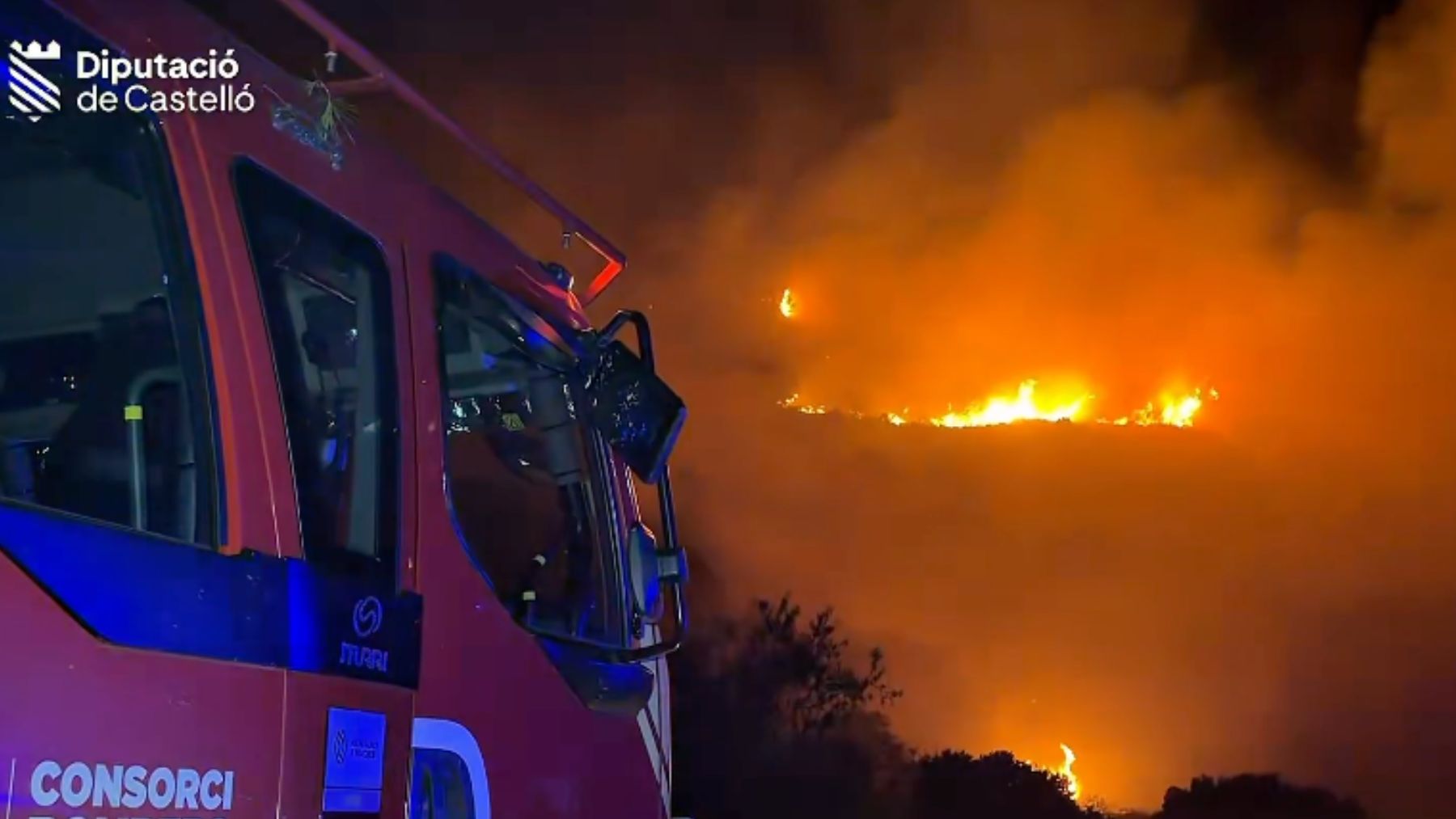 El fuego asola Castellón: 3 incendios activos, 1.000 confinados, masías evacuadas y la UME movilizada