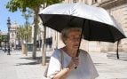 Sombrilla móvil para protegerse del calor, usar sombrilla para andar por la calle, truco para protegerse del calor, usar sombrilla pasear más de 70 años.