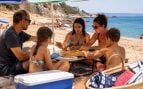 Tortilla de patatas en los años 80, comer tortilla de patatas en la playa, platos playeros de los años 80.