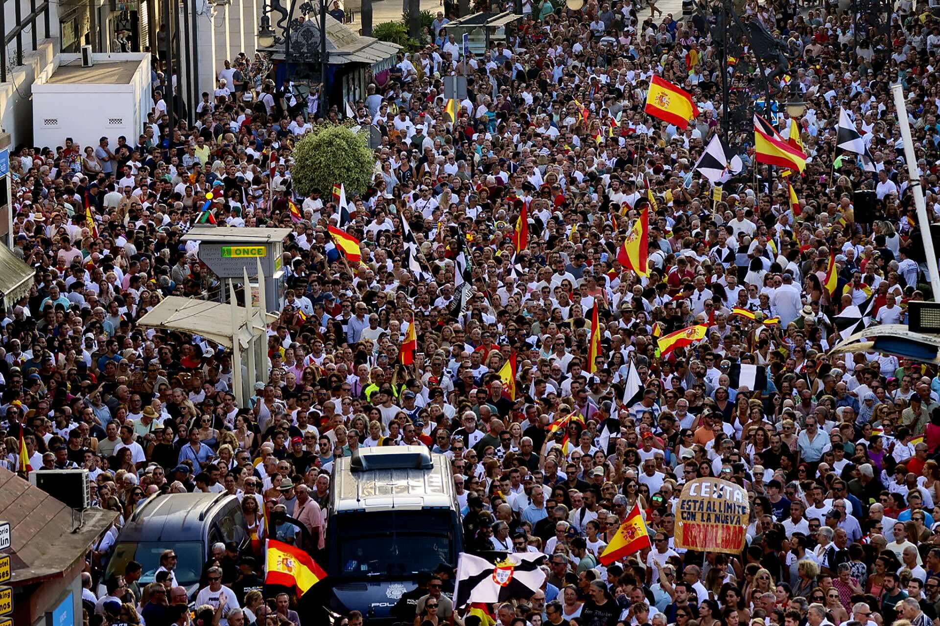 Ceuta sale a la calle harta del discurso del Gobierno y exige soluciones a la invasión migratoria: ¡Basta ya!