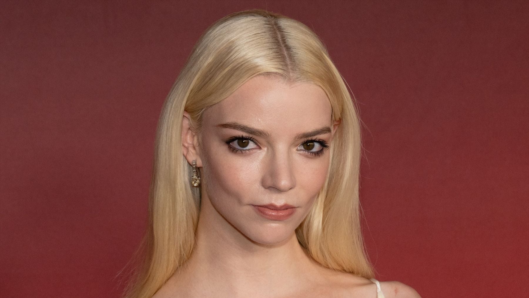 Anya Taylor-Joy carga contra