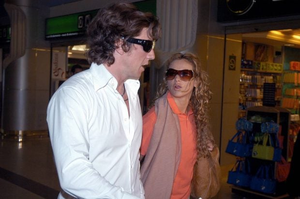 Colate y Paulina Rubio durante unas vacaciones en Ibiza. (Foto: Europa Press)