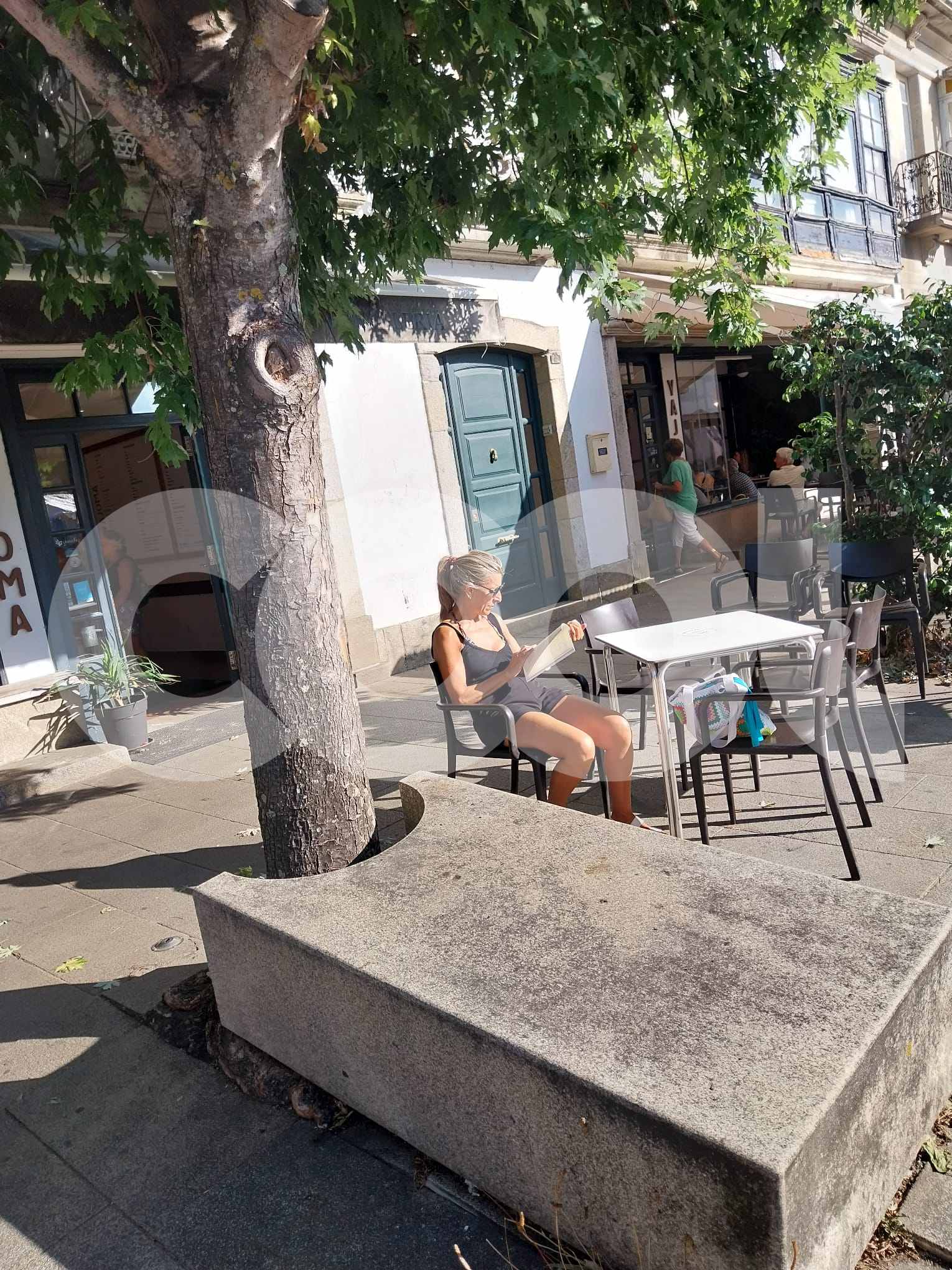 Yolanda Díaz en una terraza en Pontevedra. (Foto: COOL)