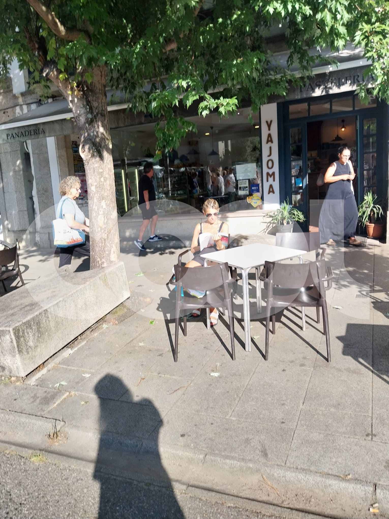 Yolanda Díaz en una terraza en Pontevedra. (Foto: COOL)