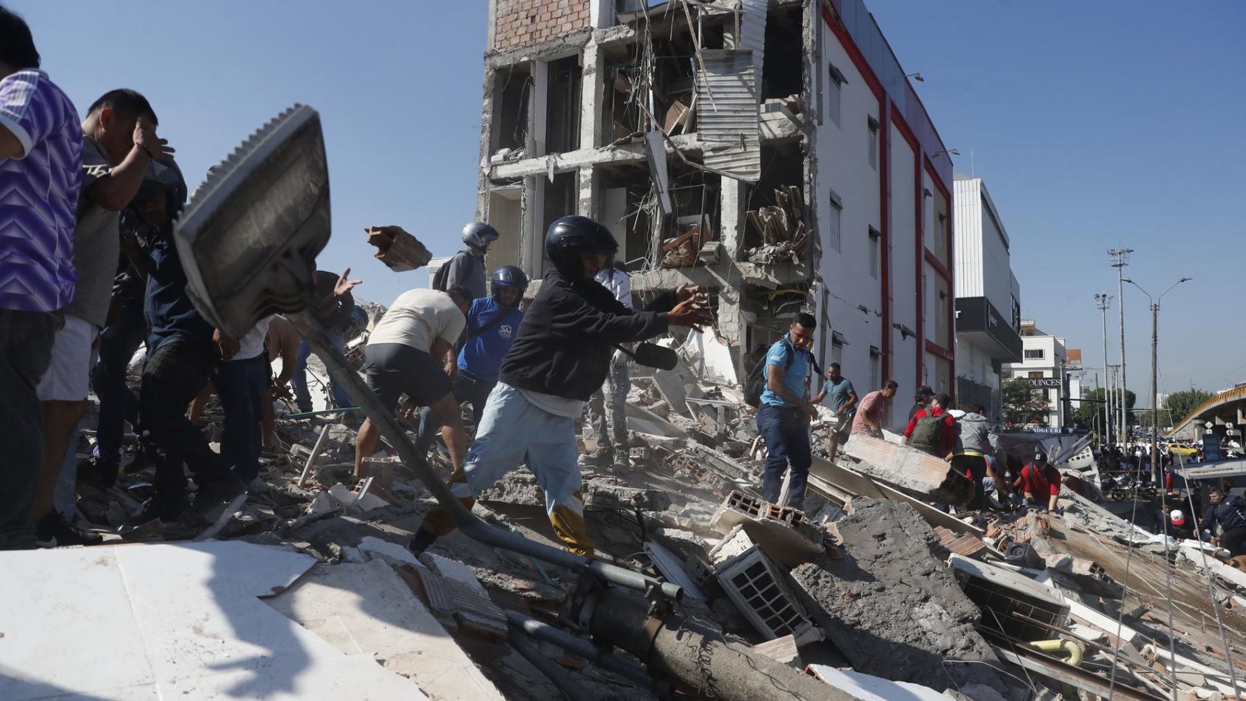 Al menos 22 muertos en Colombia por un terremoto de magnitud 7,4