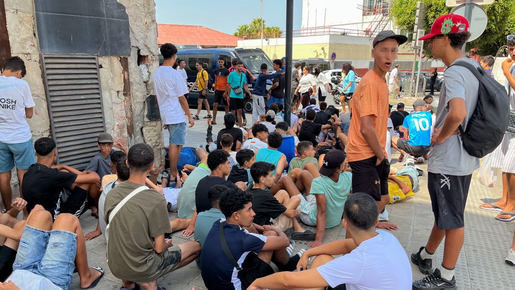 El Gobierno deja sin traductores a la Policía de Ceuta para comunicarse con los inmigrantes ilegales que invadieron la ciudad