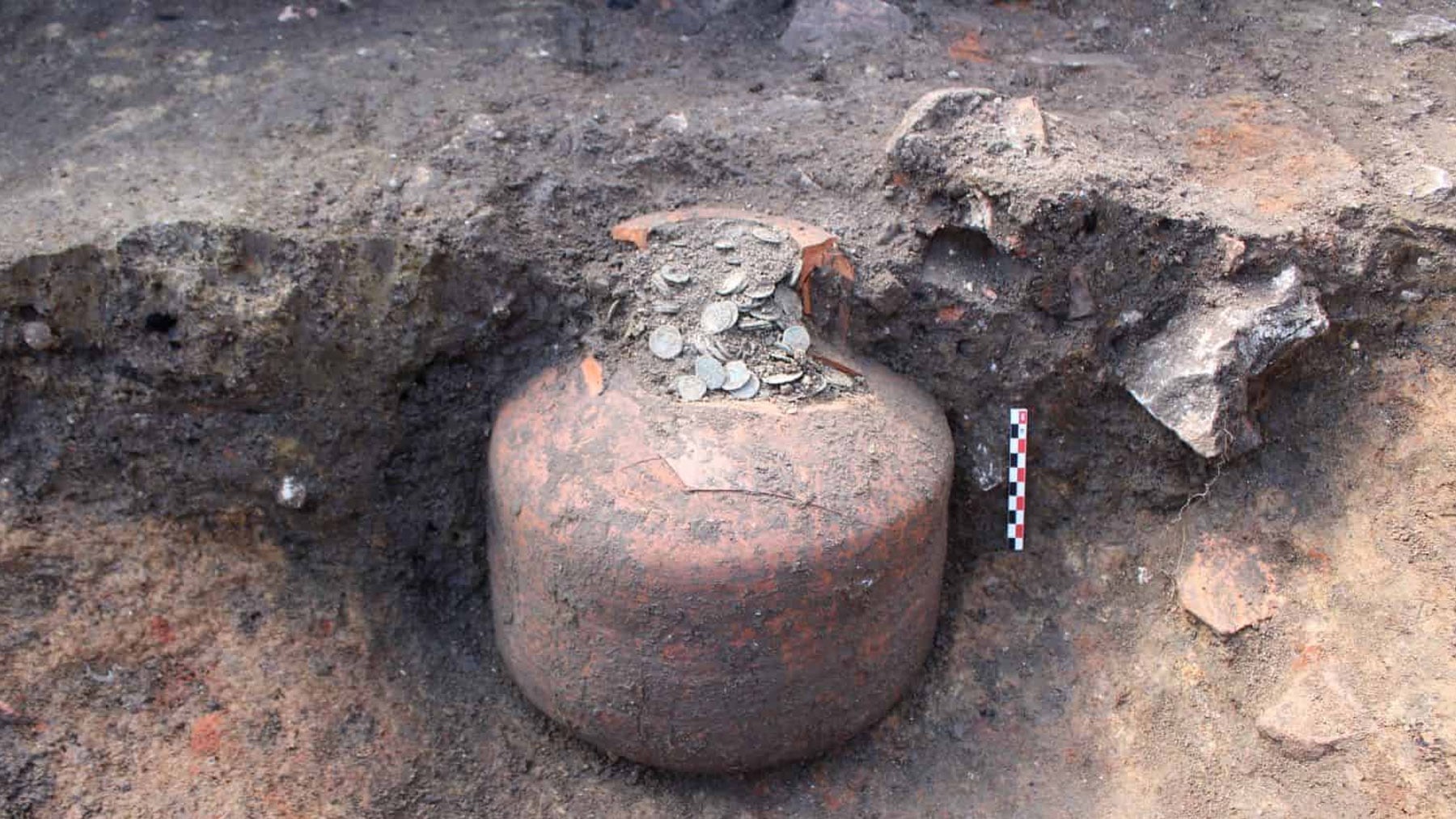 Vas paseando por el campo sin saber que pisoteas un tesoro: arqueólogos hallan en Francia 3 vasijas de 1800 años llenas de monedas romanas de bronce