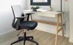¿Poco espacio? Esta mesa tiene un truco para ganar almacenamiento