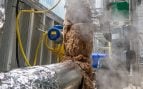 La planta de pruebas de la depuradora de Steinhäule, en Neu-Ulm, elimina el amoníaco del fango de depuración. Para eso se inyecta vapor de agua en el fondo de una columna de stripping (Fotos: Christine Liebhardt / Universidad de Ulm).
