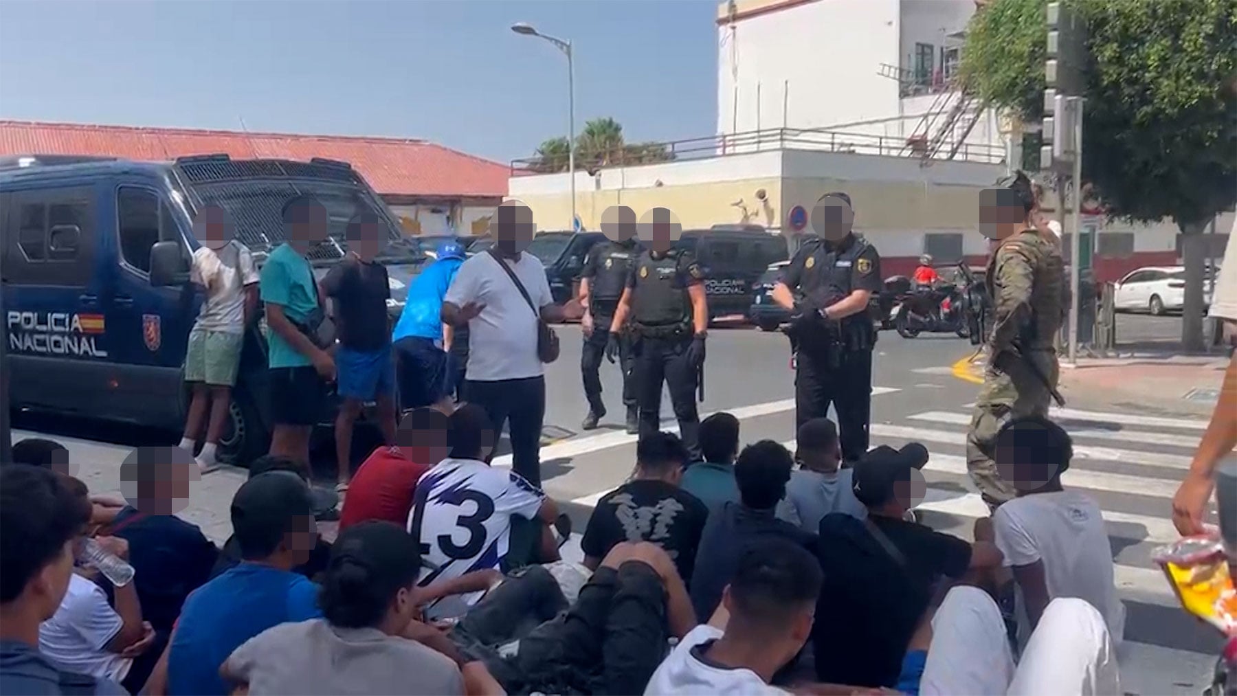 Caos en Ceuta: la Policía ordena el desalojo de menas que colapsan la Jefatura Superior