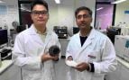 Dr. Derek Hao (izquierda) y el profesor asociado Ravichandar Babarao con un modelo del material de bajo costo y el material precursor utilizado en el estudio. Foto: Will Wright, Universidad RMIT.