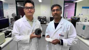 Dr. Derek Hao (izquierda) y el profesor asociado Ravichandar Babarao con un modelo del material de bajo costo y el material precursor utilizado en el estudio. Foto: Will Wright, Universidad RMIT.