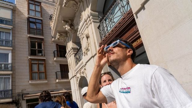 Hombre mirando al Sol. Imagen de EuropaPress.