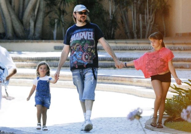 Santiago Segura durante unas vacaciones con su familia. (Foto: Europa Press)