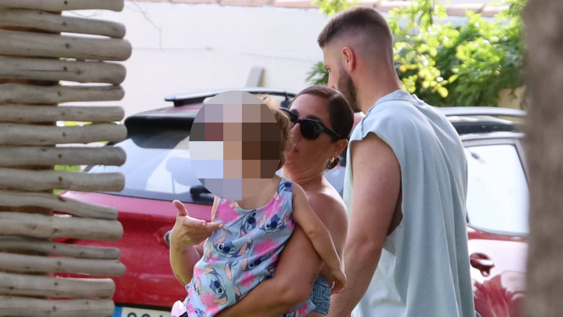 Anabel Pantoja y David Rodríguez junto a su hija. (Foto: Europa Press)
