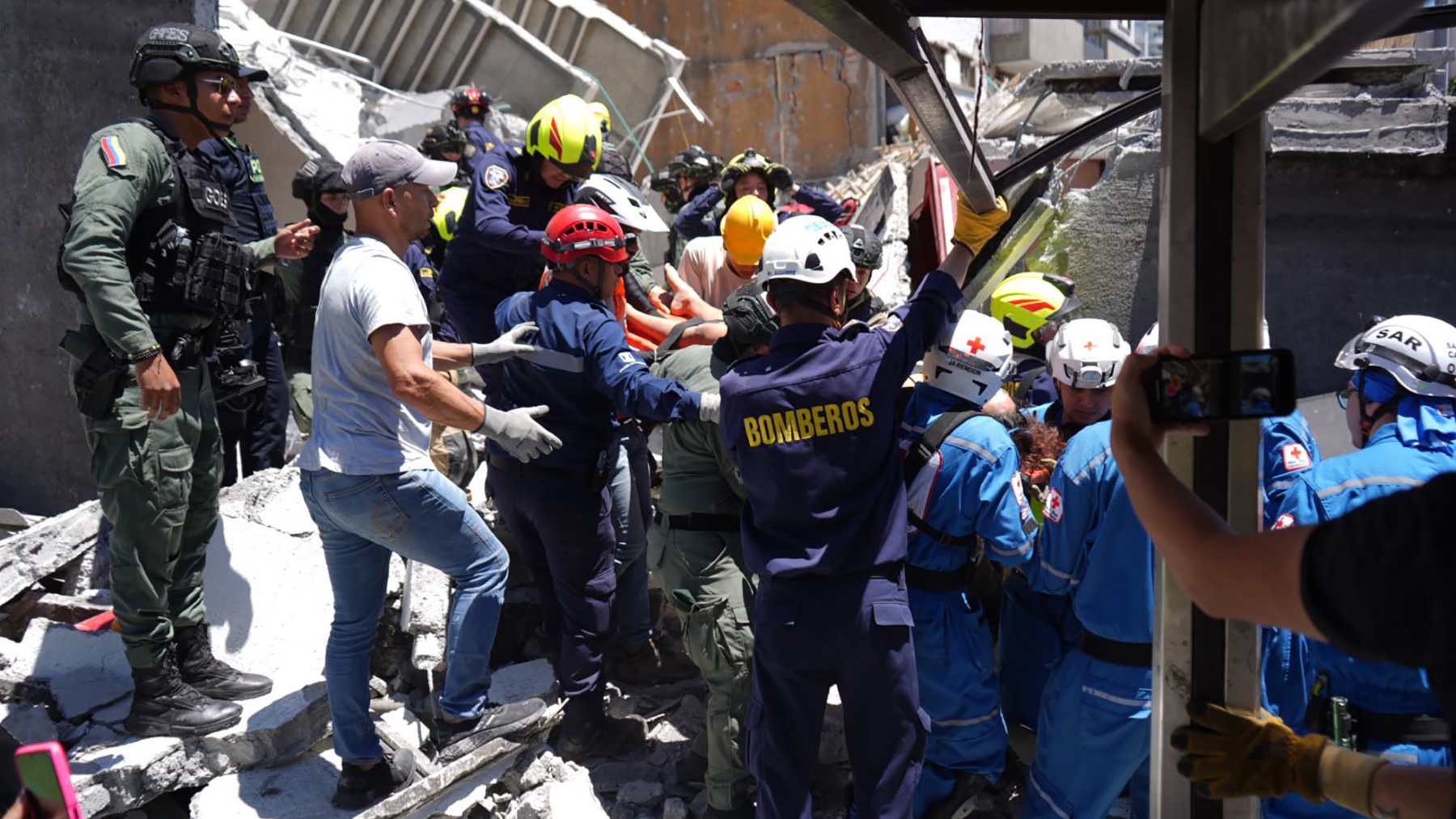 Las imágenes más devastadoras del terremoto en Colombia: edificios derrumbados, daños y rescates