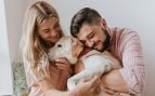 Un pareja feliz, sin hijos, abrazando a su perro. Foto: Lookstudio / Magnific