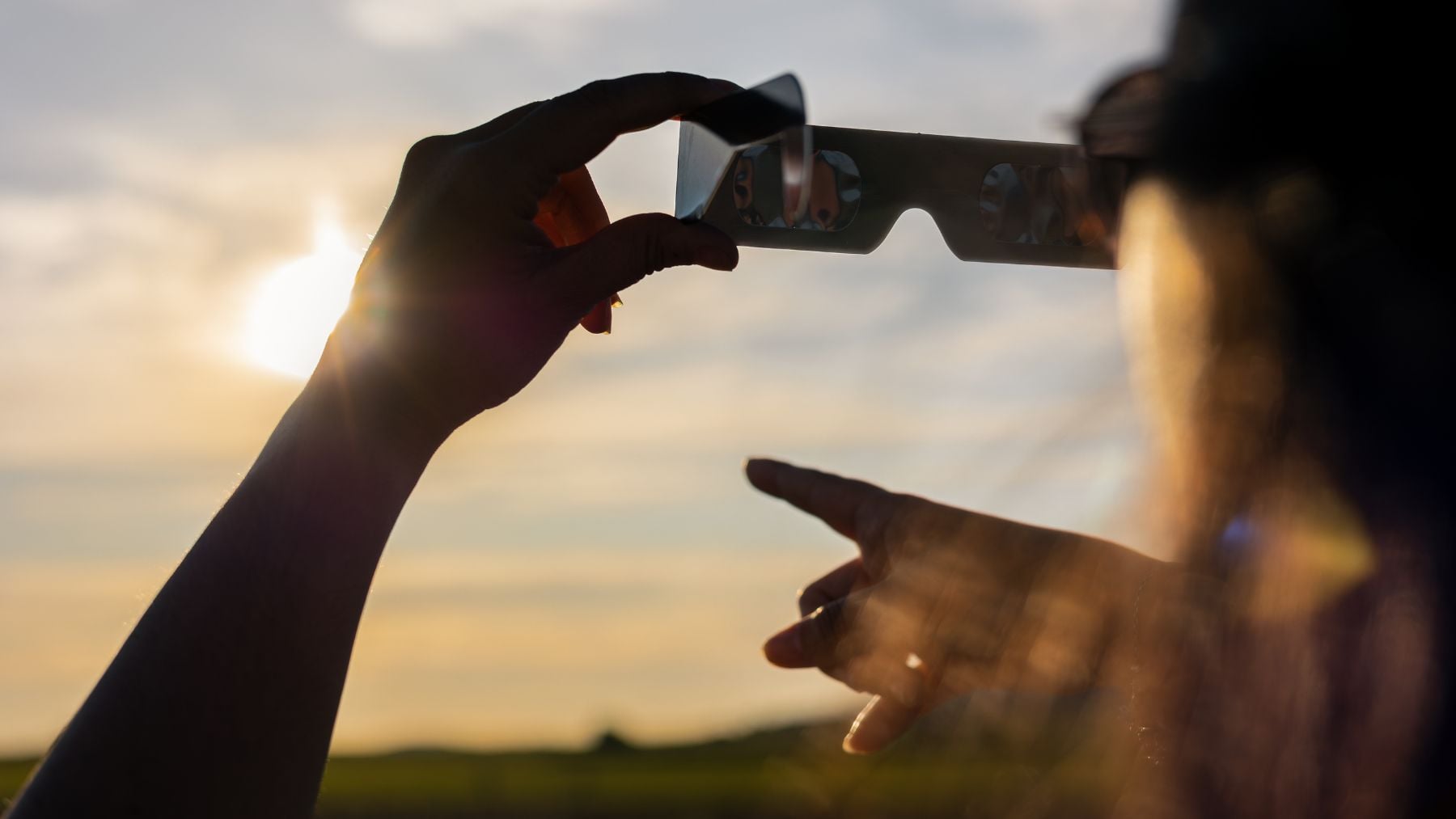Aún estás a tiempo: puedes comprar gafas homologadas en Amazon y que lleguen antes del eclipse solar de mañana